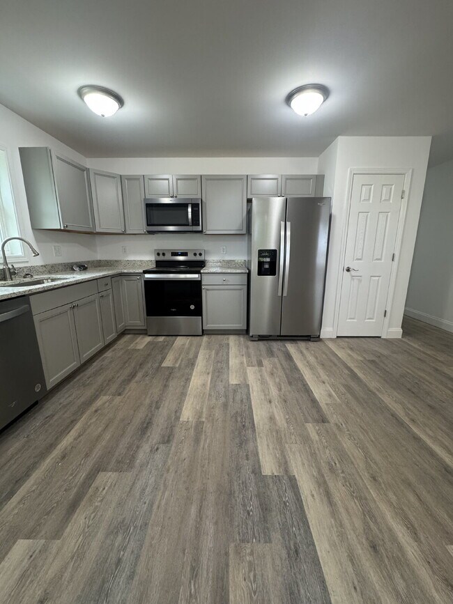 Foto del edificio - "Charming 3-Bedroom Retreat with 2 Full Baths on Quinn Hill Lane, Mars Hill!"