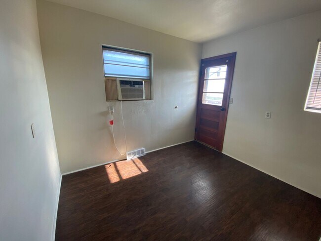 Foto del edificio - One Bedroom in Roxana