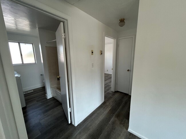 Building Photo - SIGNING BONUS AVAILABLE UP TO $800!! 2 Bed...