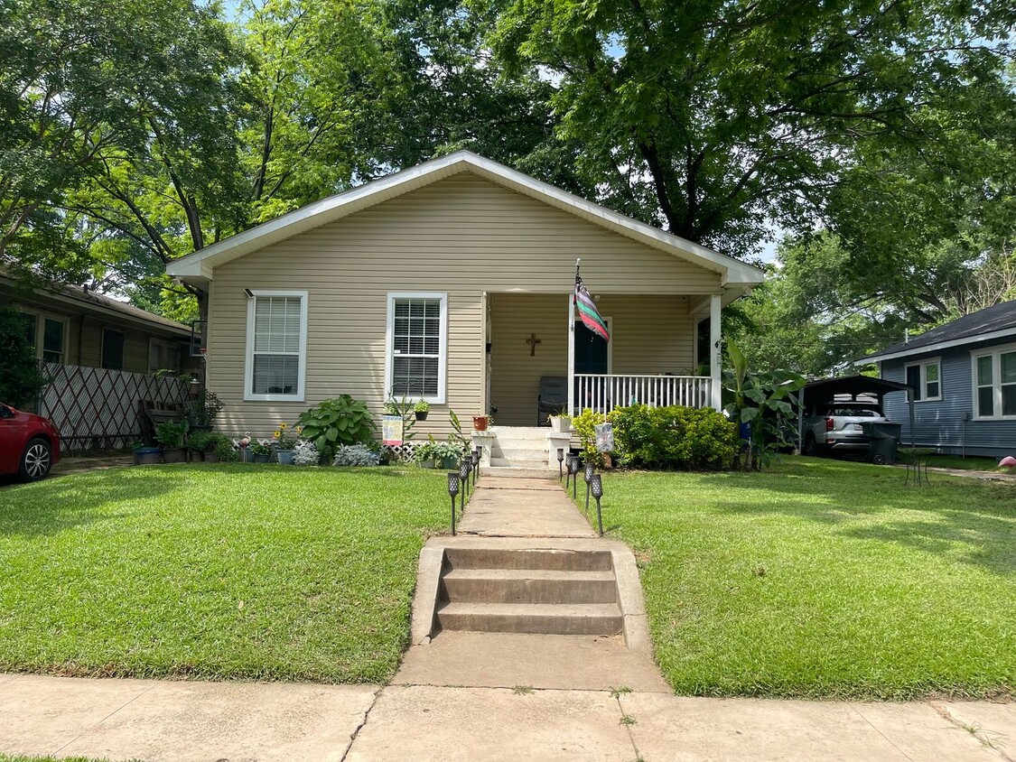 Primary Photo - Super cute Highland home!