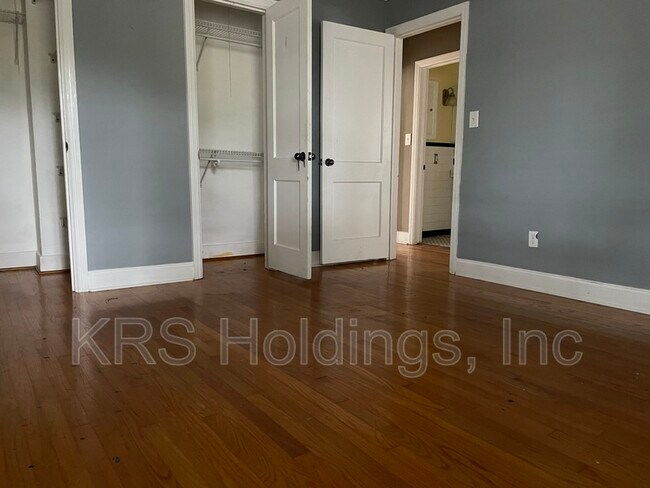 Foto del edificio - 547 Thole St