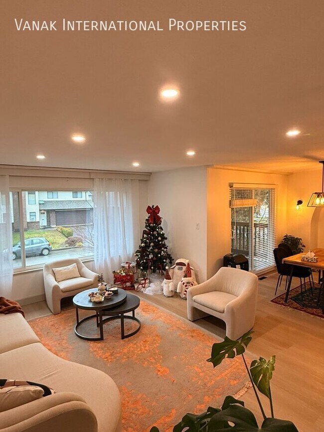 Building Photo - Fully Renovated 2 Bed ? 2 Bath Upper Suite