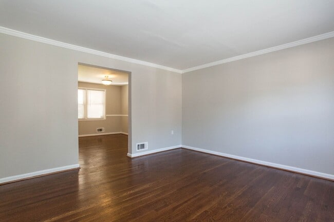 Building Photo - Charming 3 Bedroom/1 Bathroom Townhome in ...
