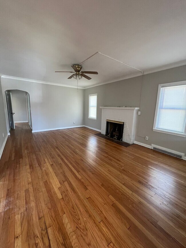Foto del edificio - Large Florence 4 bed 2 bath house w garage...