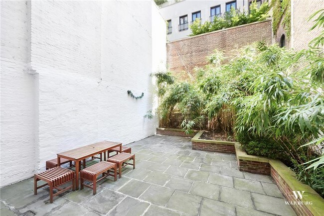 Building Photo - 7 E 74th St