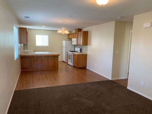 Building Photo - Like new upstairs apartment! Middle Unit!