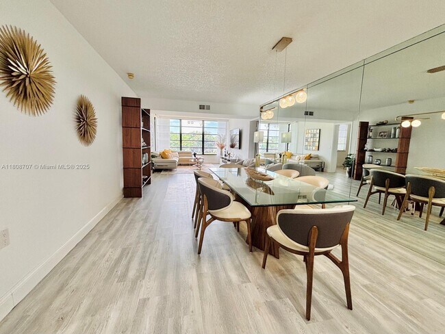 Foto del edificio - 1528 Whitehall Dr