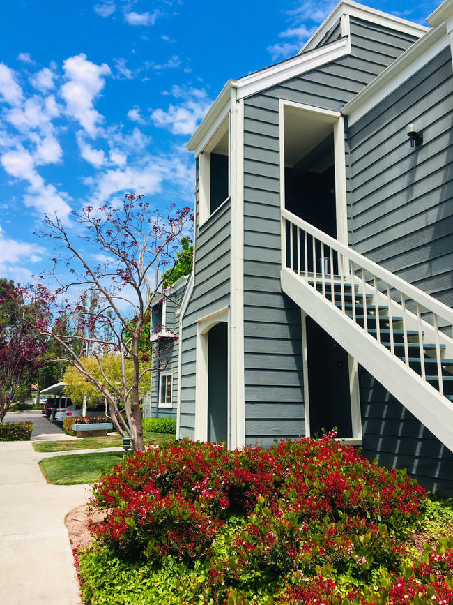 Right side view of the condo. - 6000 Bixby Village Dr