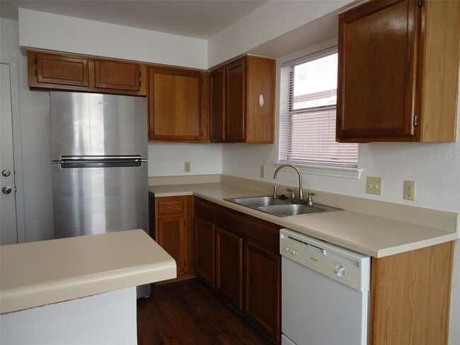 Building Photo - 811 Crieff Cross Dr