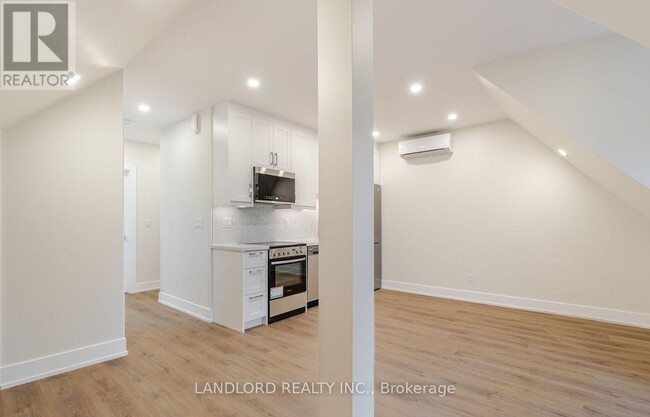 Building Photo - 73 Dewson St