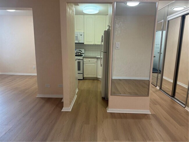 Foto del edificio - 3235 Emmons Ave