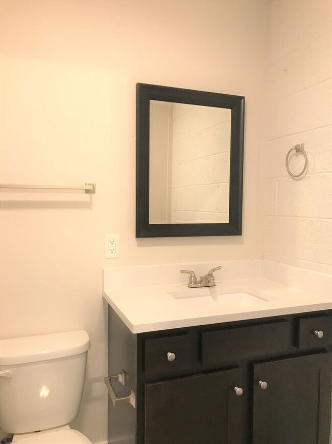 Building Photo - Furnished Inclusive  Waiting for YOU