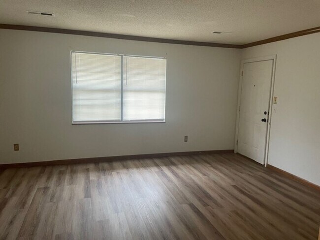 Foto del edificio - Knoxville 37912 - 2 bedroom 1.5 bath condo - call Howard Grower 865-705-0969