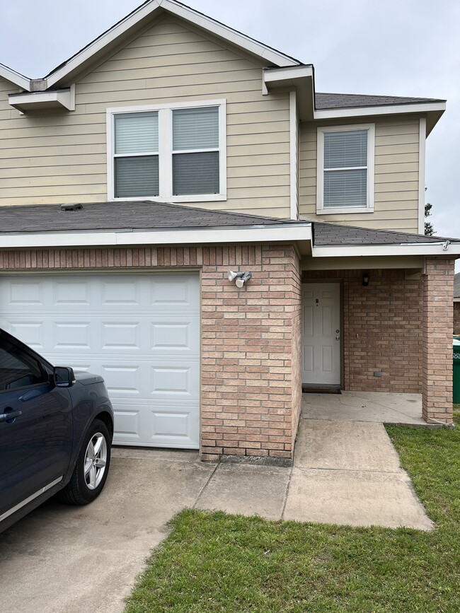 Building Photo - 702 Claremont Pky