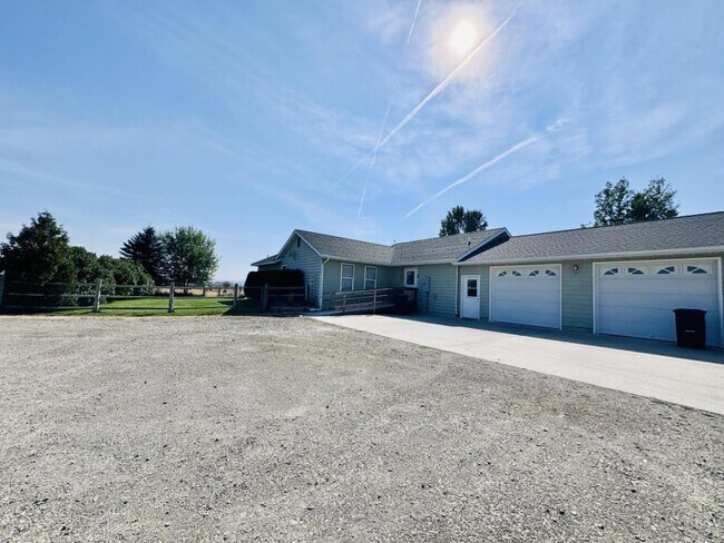 Foto del edificio - 3675 Juniper Dr