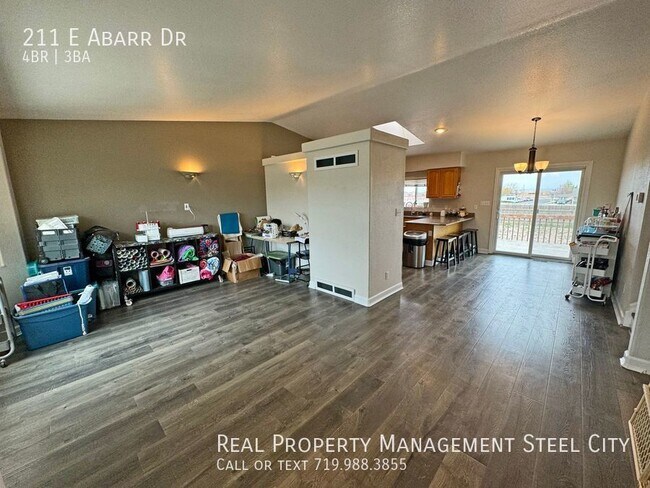 Building Photo - 4 Bed 3 Bath Dream Home