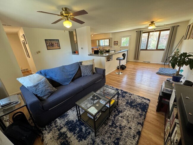 Building Photo - Private Lakewood Home