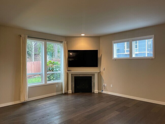 Foto del edificio - Lovely in town Kingston 4 bedroom home now...