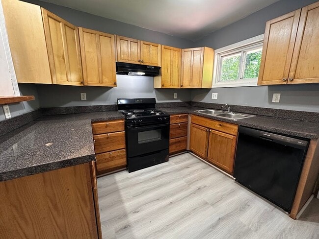 Building Photo - 4 bed and 2 bath in Decatur!