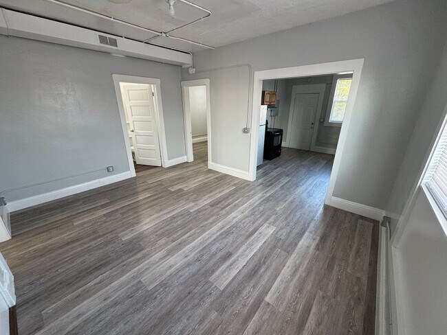 Foto del edificio - Large updated 2 bedroom apartment