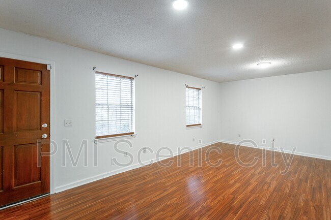 Foto del edificio - 5822 Moody Sawyer Rd