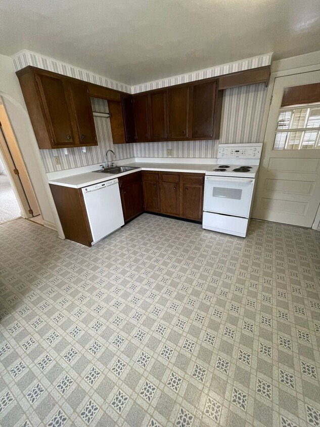 2955 Maple St Unit 2955 Maple St 2nd Floor, Erie, PA 16508 Room for