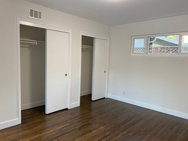 Foto del edificio - 5257 Elmwood Dr