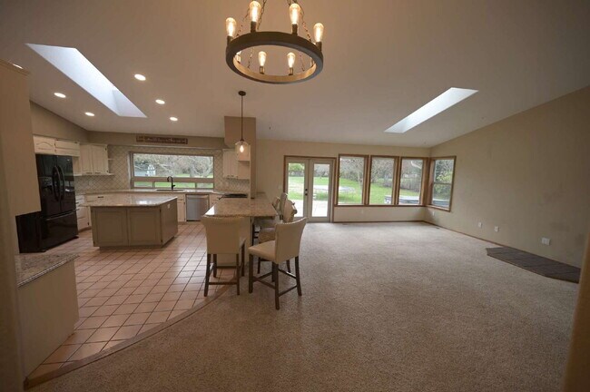 Foto del edificio - Single level, 3+ bed 3 bath, 2,932 sf home on 1.23 acres in Sequim