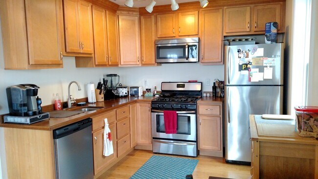Foto del edificio - Beautifully Remodeled 2 Bed/ 2Bath House W/Rooftop Deck - Off Street Parking - Central AC - Hardw...