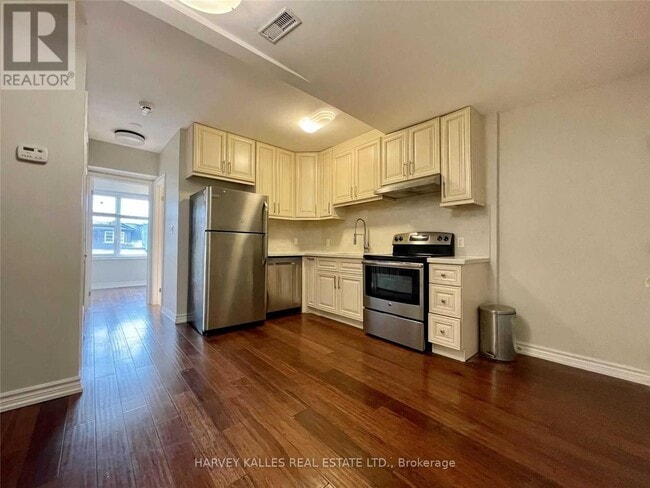 Building Photo - 904 Bloor St W