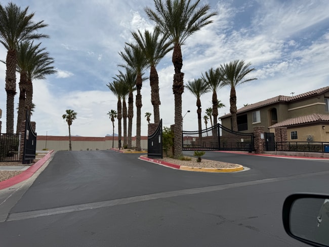 Building Photo - 6868 Sky Pointe Dr