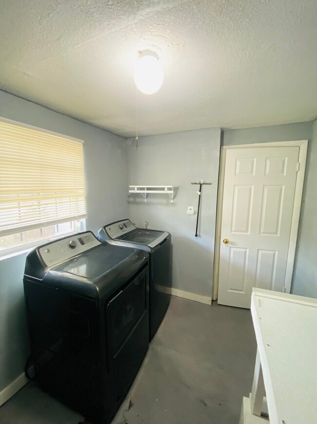 Building Photo - 2553 Martha St
