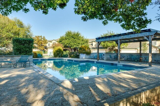 Building Photo - 2100 Pipers Field Dr