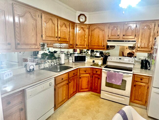 Kitchen - 76 Farm Rd