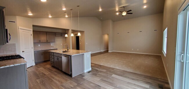 Foto del edificio - 637 E Warrior Basin St