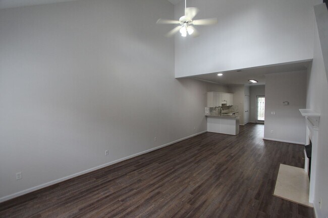 Foto del edificio - Wonderful and Large 3 Bedroom 2.5 Bath Townhome w/Garage