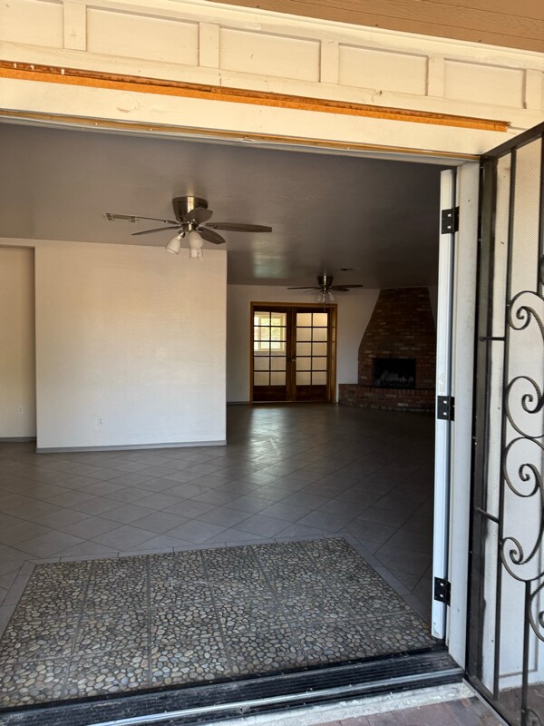 Building Photo - 2923 W Rose Ln