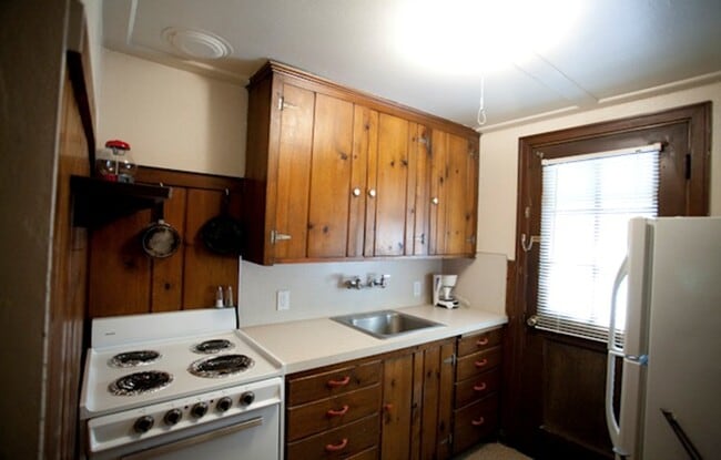 Building Photo - 460 NE Maiden Ln