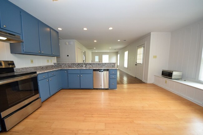 Foto del edificio - FABULOUS UPDATED KITCHEN with 3 bed 1 bath...