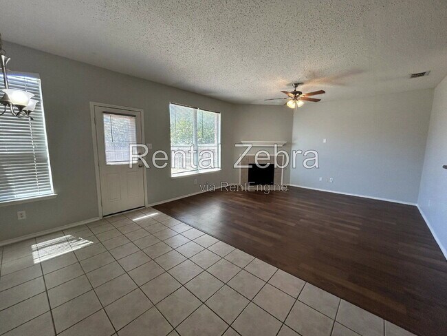 Foto del edificio - 409 Flowering Plum Ln