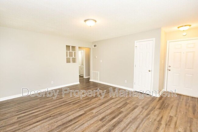 Foto del edificio - 901 Forest Dale Ln