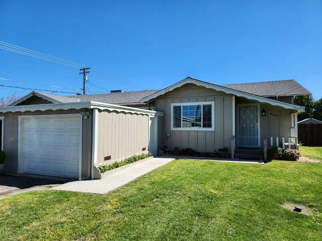 Foto principal - Cozy 2 bedroom duplex with a spacious yard...