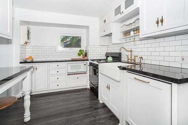 Building Photo - Charming Ocean Beach Rental with Rooftop V...