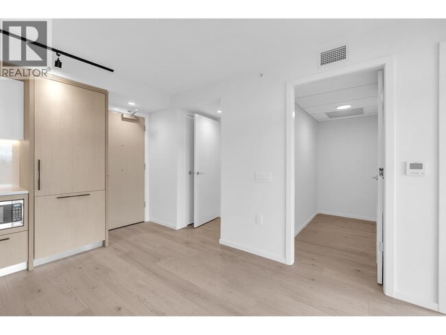 Building Photo - 2729 Kingsway