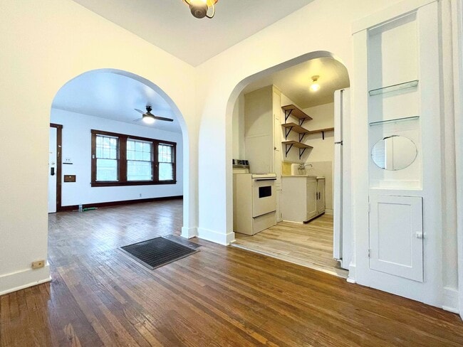 Building Photo - 1018 N Maple St