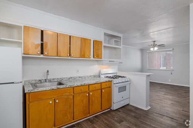 2BR, 2BA - 750SF - Kitchen - Station Square Apartments