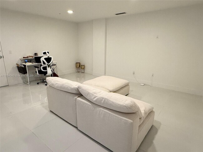 Foto del edificio - 10950 NW 82nd St