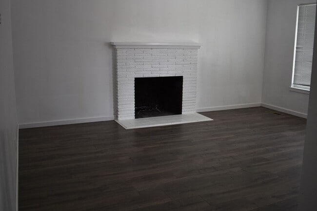 Building Photo - 400-404 LaRue Ave.