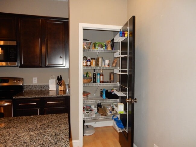 Building Photo - Like New Townhome in Old SW! Close to Cari...