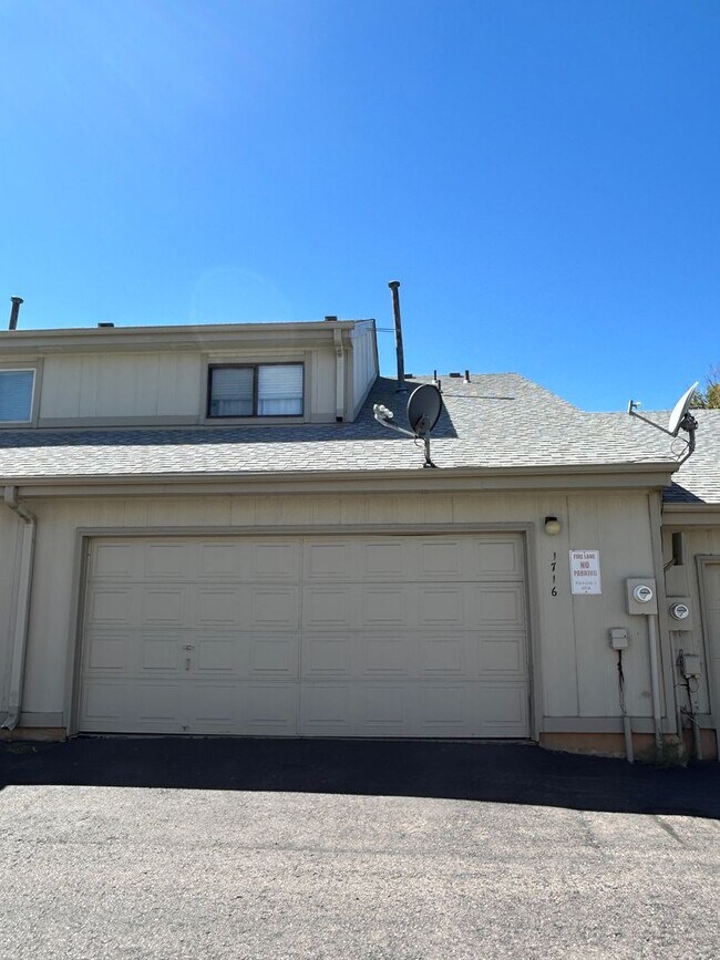 Foto del edificio - 2-Bedroom Townhome with attached 2-car garage